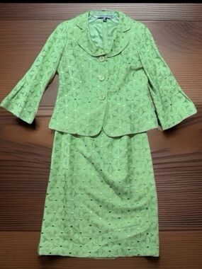 NWTS,Kasper brand women's two-piece skirt suit with an eyelet pattern. Womens 6